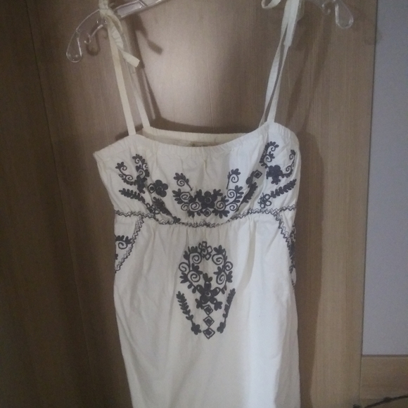 Shoulder strapped top. - Picture 2 of 6